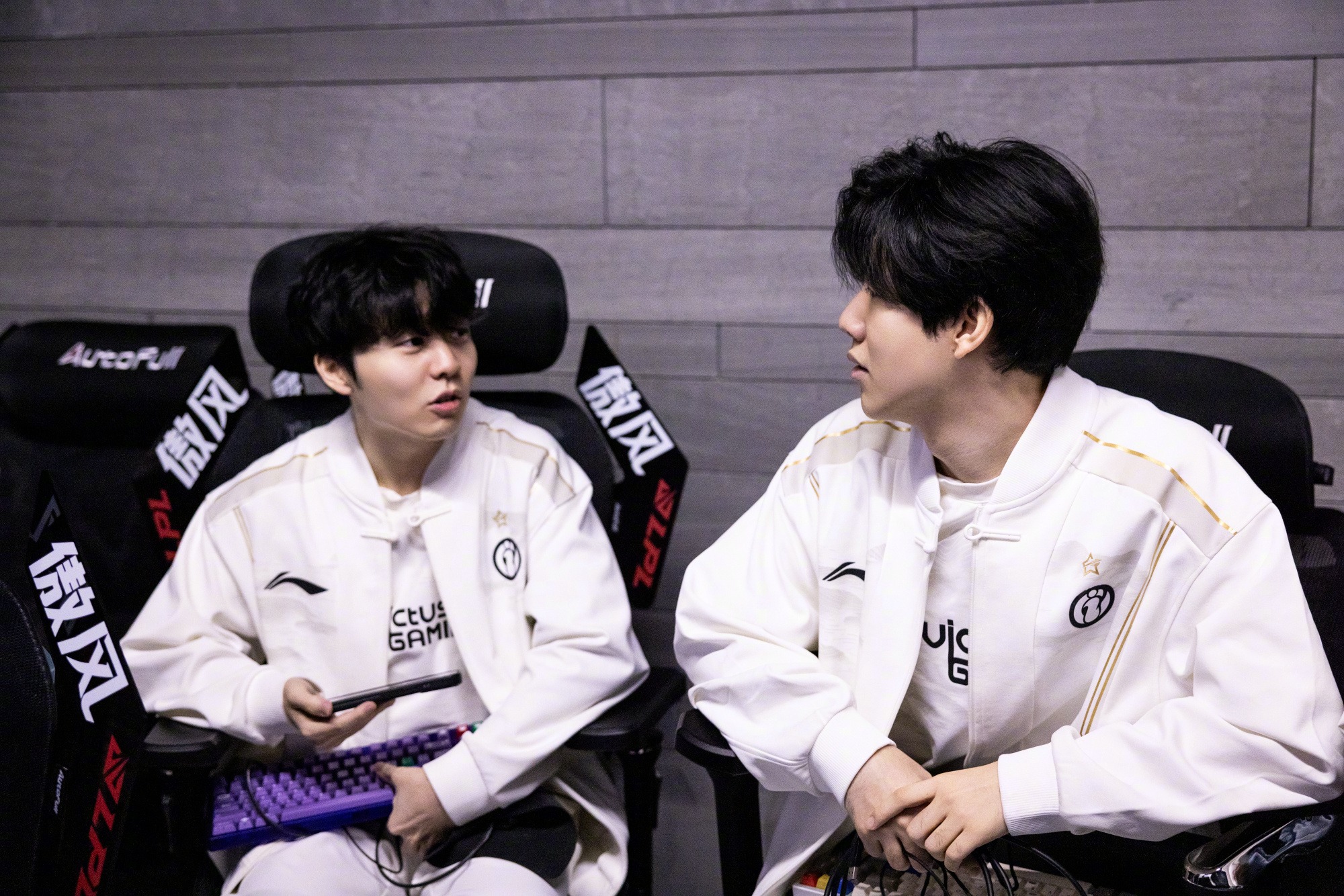 关于IG带队取胜！，Rookie重要时刻夺冠引发球迷热议的信息