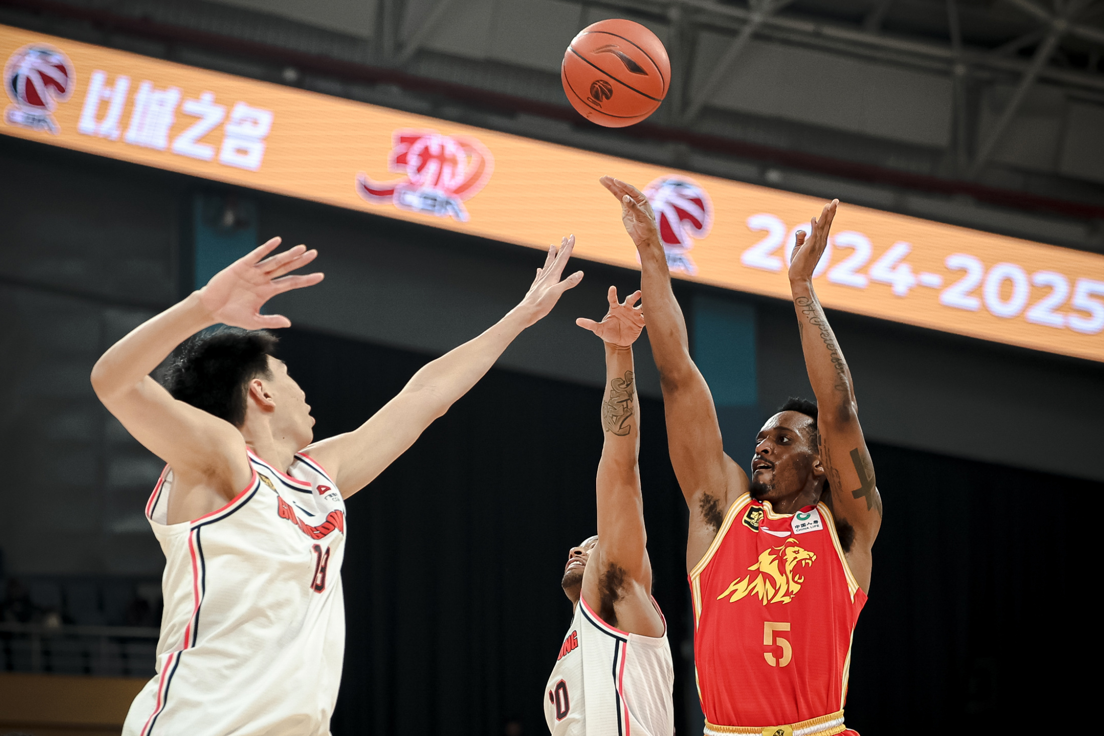 关于新疆广汇迎NBA季后赛关键赛，加时末段队长鼓劲，态度坚定，身体对抗强度拉满的信息